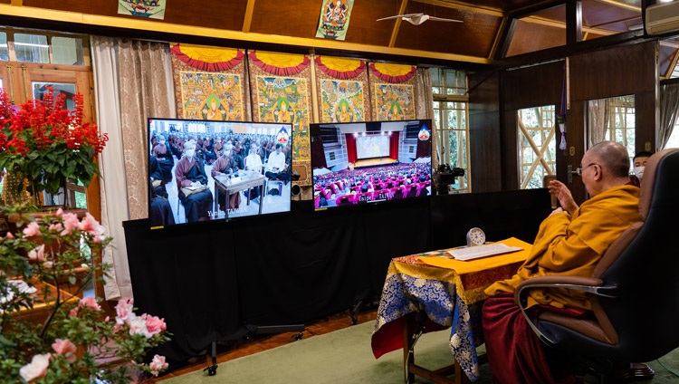 Su Santidad el Dalái Lama hablando a la audiencia virtual en Taiwán en el tercer día de enseñanzas desde su residencia en Dharamsala, HP, India el 4 de octubre de 2020. Foto de Ven Tenzin Jamphel