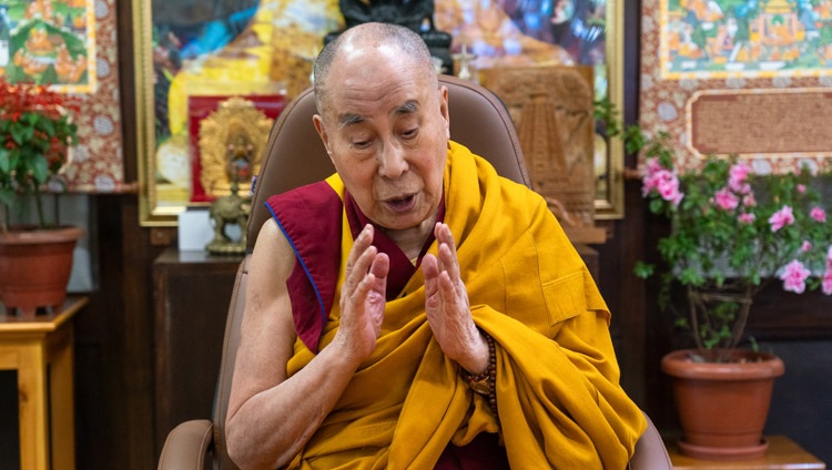 Su Santidad el Dalái Lama dirigiendo una breve ceremonia para cultivar bodichita durante el tercer día de sus enseñanzas virtuales desde su residencia en Dharamsala, HP, India, el 4 de octubre de 2020. Foto de Ven Tenzin Jamphel