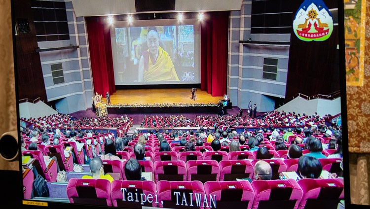 Vista de la sala en Taipei, Taiwán, mostrada en una pantalla de TV frente a Su Santidad el Dalái Lama durante el tercer día de sus enseñanzas virtuales desde su residencia en Dharamsala, HP, India, el 4 de octubre de 2020. Foto de Ven Tenzin Jamphel