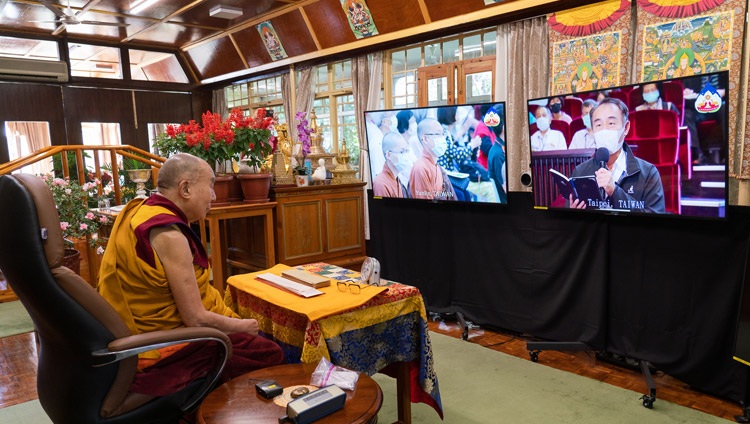 Un miembro de la audiencia virtual en Taiwán haciendo una pregunta a Su Santidad el Dalái Lama en el tercer día de enseñanzas desde su residencia en Dharamsala, HP, India el 4 de octubre de 2020. Foto de Ven Tenzin Jamphel