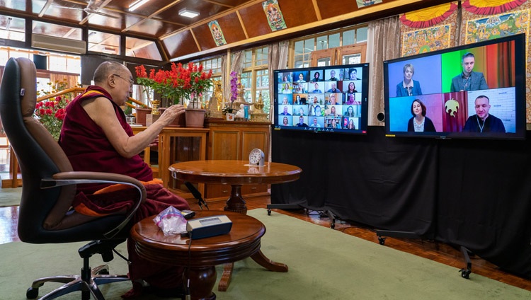 Su Santidad el Dalai Lama hablando con el jefe de EdCamp Dr. Oleksandr Elkin y los tres coanfitriones, la ex Ministra de Educación y Ciencia de Ucrania Liliia Hrynevych, el Embajador de la Juventud de UNICEF en Ucrania Taras Topolya y la presentadora de televisión Nataliya Moseychuk, mediante videoconferencia desde su residencia en Dharamsala, HP, India, el 20 de octubre de 2020. Foto de Ven Tenzin Jamphel