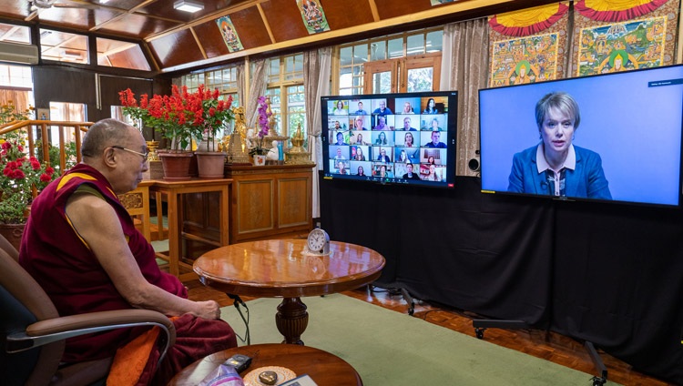 La ex Ministra de Educación y Ciencia de Ucrania, Liliia Hrynevych, haciendo una pregunta a Su Santidad el Dalái Lama durante su debate virtual organizado por EdCamp Ucrania desde su residencia en Dharamsala, HP, India, el 20 de octubre de 2020. Foto de Ven Tenzin Jamphel