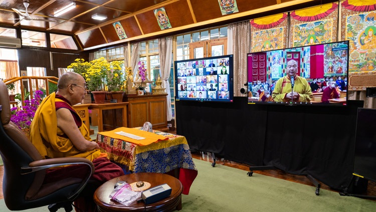 Telo Rinpoché, representante de Su Santidad el Dalai Lama en Rusia, Mongolia y los países de la CEI, dando la bienvenida a Su Santidad el Dalái Lama al comienzo del primer día de enseñanzas virtuales desde su residencia en Dharamsala, HP, India, el 5 de noviembre de 2020. Foto de Ven Tenzin Jamphel