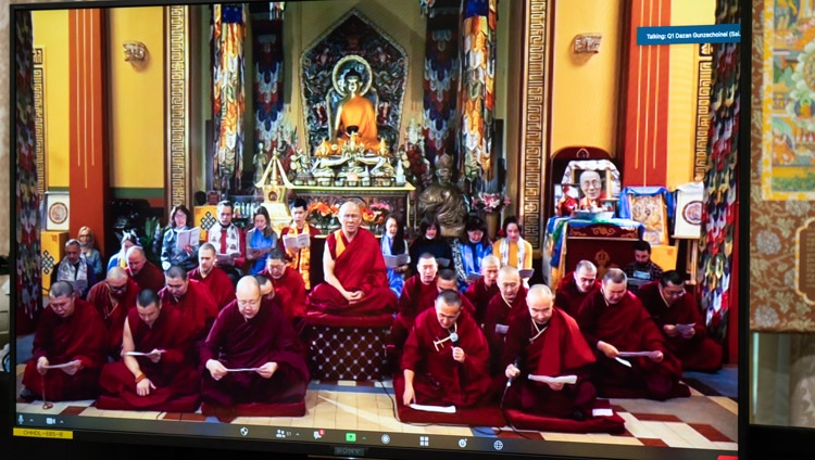 Miembros del monasterio de Kuntse Choinoei Datsang en San Petersburgo cantando el Sutra del Corazón para dar comienzo a las enseñanzas virtuales de Su Santidad el Dalái Lama desde su residencia en Dharamsala, HP, India, el 5 de noviembre de 2020. Foto de Ven Tenzin Jamphel