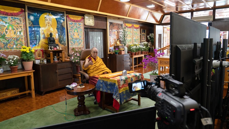 Su Santidad el Dalái Lama dirigiéndose a la audiencia virtual en el primer día de enseñanzas solicitadas por los budistas rusos desde su residencia en Dharamsala, HP, India, el 5 de noviembre de 2020. Foto de Ven Tenzin Jamphel