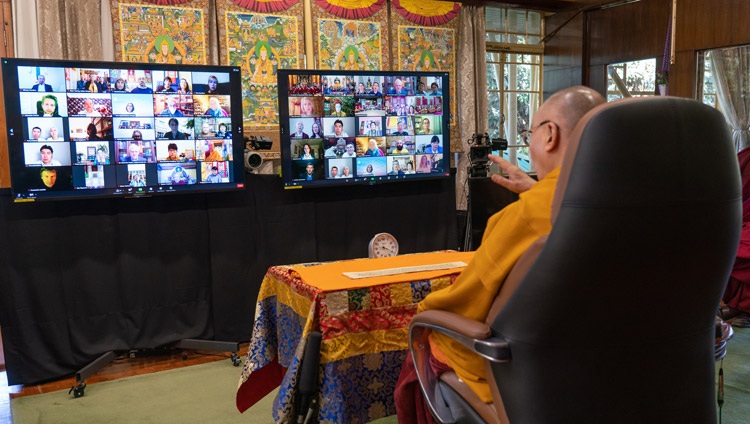 Su Santidad el Dalái Lama dirigiéndose a la audiencia virtual en el primer día de enseñanzas sobre el "Comentario a la Mente de la Iluminación" de Nagaryuna desde su residencia en Dharamsala, HP, India el 5 de noviembre de 2020. Foto de Ven Tenzin Jamphel