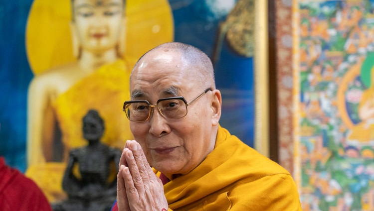 Su Santidad el Dalái Lama llegando para el segundo día de sus enseñanzas virtuales solicitadas por los budistas rusos desde su residencia en Dharamsala, HP, India el 6 de noviembre de 2020. Foto de Ven Tenzin Jamphel