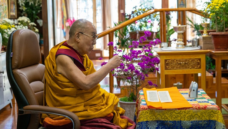 Su Santidad el Dalái Lama dirigiéndose a la audiencia virtual en el segundo día de sus enseñanzas virtuales solicitadas por los budistas rusos desde su residencia en Dharamsala, HP, India, el 6 de noviembre de 2020. Foto de Ven Tenzin Jamphel