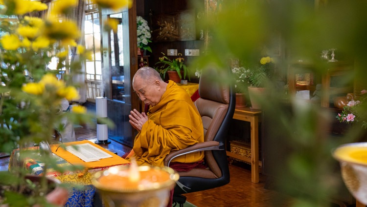 Su Santidad el Dalái Lama leyendo el «Comentario a la Mente de la Iluminación» de Nagaryuna en el segundo día de sus enseñanzas virtuales desde su residencia en Dharamsala, HP, India el 6 de noviembre de 2020. Foto de Ven Tenzin Jamphel