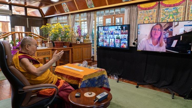 Su Santidad el Dalái Lama respondiendo a una pregunta de una integrante de la audiencia virtual en el segundo día de enseñanzas solicitadas por los budistas rusos desde su residencia en Dharamsala, HP, India, el 6 de noviembre de 2020. Foto de Ven Tenzin Jamphel