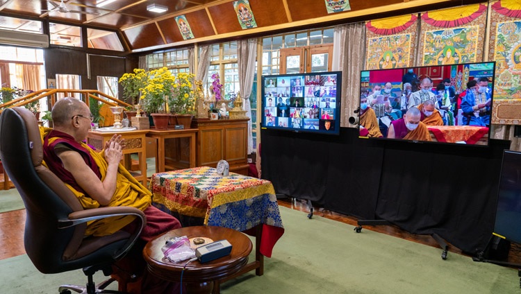 Miembros de la «Morada Dorada de Buda Shakyamuni», el Monasterio Budista Central de la República de Kalmykia, recitando el «Sutra del Corazón» en el idioma Kalmyk en el tercer día de las enseñanzas virtuales de Su Santidad el Dalái Lama desde su residencia en Dharamsala, HP, India el 7 de noviembre de 2020. Foto de Ven Tenzin Jamphel