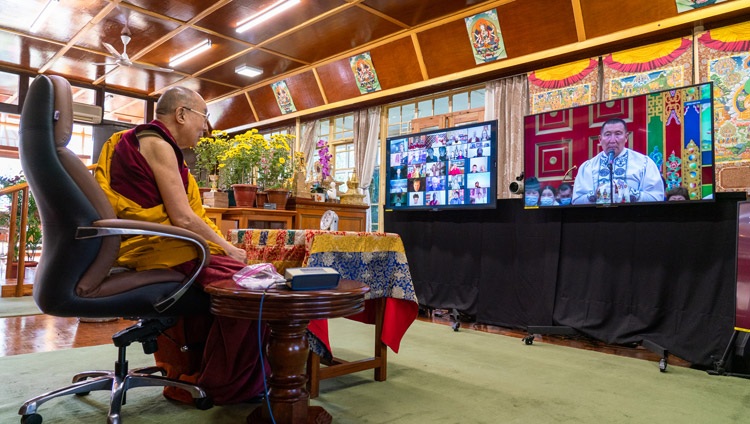 Su Santidad el Dalái Lama escuchando una pregunta de un miembro de la audiencia virtual en el tercer día de sus enseñanzas solicitado por los budistas rusos desde su residencia en Dharamsala, HP, India el 7 de noviembre de 2020. Foto de Ven Tenzin Jamphel