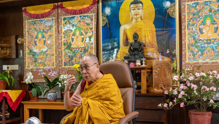 Su Santidad el Dalái Lama dirigiéndose a la audiencia virtual en el tercer día de enseñanzas solicitadas por los budistas rusos desde su residencia en Dharamsala, HP, India, el 7 de noviembre de 2020. Foto de Ven Tenzin Jamphel