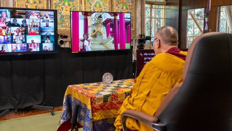 Un miembro de la audiencia virtual de pie junto a la tribuna de Nagayuna en las afueras de la Morada Dorada de Buda Shakyamuni, el Monasterio Budista Central de la República de Kalmykia, haciendo una pregunta a Su Santidad el Dalái Lama en el tercer día de sus enseñanzas desde su residencia en Dharamsala, HP, India el 7 de noviembre de 2020. Foto de Ven Tenzin Jamphel