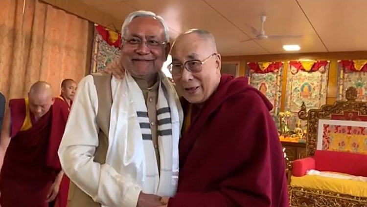 Su Santidad el Dalái Lama y el Ministro Jefe de Bihar Nitish Kumar en Bodhgaya, Bihar India, el 31 de diciembre de 2018.