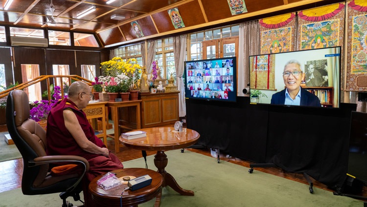 Su Santidad el Dalái Lama escuchando al editor de la serie Thupten Jinpa explicando la importancia de la serie Ciencia y Filosofía en los Clásicos Budistas Indios durante el lanzamiento del libro virtual del segundo volumen sobre la mente desde su residencia en Dharamsala, HP, India el 13 de noviembre de 2020. Foto de Ven Tenzin Jamphel