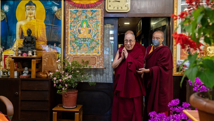 Su Santidad el Dalái Lama llegando para el diálogo virtual sobre Resistencia, Esperanza y Conexión para el Bienestar en su residencia en Dharamsala, HP, India el 19 de noviembre de 2020. Foto de Ven Tenzin Jamphel