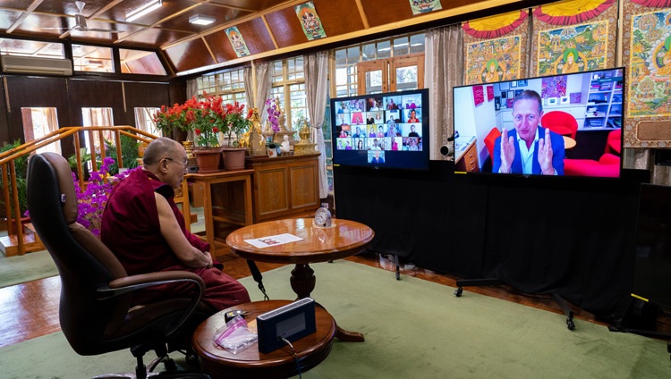 Ian Hickie, profesor de psiquiatría en Sydney, hablando por videoconferencia desde Australia durante el diálogo sobre Resistencia, Esperanza y Conexión para el Bienestar con Su Santidad el Dalái Lama en su residencia en Dharamsala, HP, India, el 19 de noviembre de 2020. Foto de Ven Tenzin Jamphel