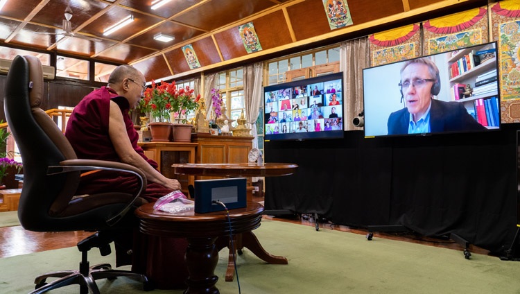 El moderador, Tony Steel, agradeciendo a Su Santidad el Dalái Lama su participación en el diálogo sobre Resistencia, Esperanza y Conexión para el Bienestar desde su residencia en Dharamsala, HP, India, el 19 de noviembre de 2020. Foto de Ven Tenzin Jamphel