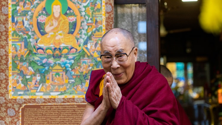 Su Santidad el Dalái Lama llegando para una discusión con los miembros del Foro Einstein por videoconferencia desde su residencia en Dharamsala, HP, India, el 25 de noviembre de 2020. Foto de Ven Tenzin Jamphel