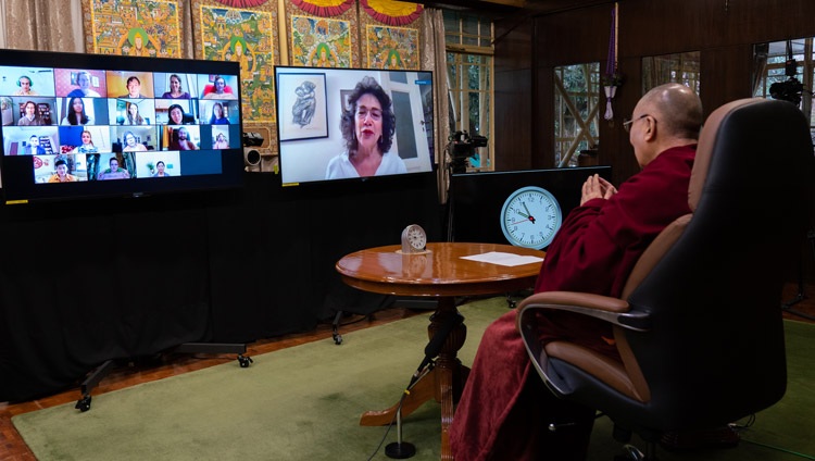 La Prof. Susan Neiman, Directora del Foro de Einstein, abre la conversación con Su Santidad el Dalái Lama en su residencia de Dharamsala, HP, India, el 25 de noviembre de 2020. Foto de Ven Tenzin Jamphel