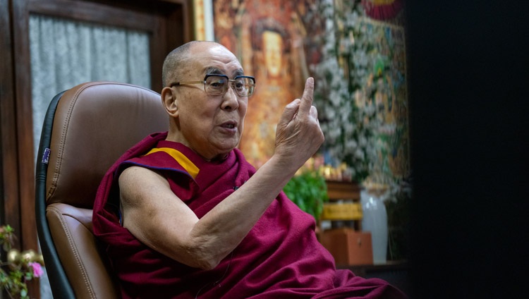 Su Santidad el Dalái Lama respondiendo a las preguntas de la audiencia virtual durante su debate con los miembros del Foro Einstein por videoconferencia desde su residencia en Dharamsala, HP, India, el 25 de noviembre de 2020. Foto de Ven Tenzin Jamphel