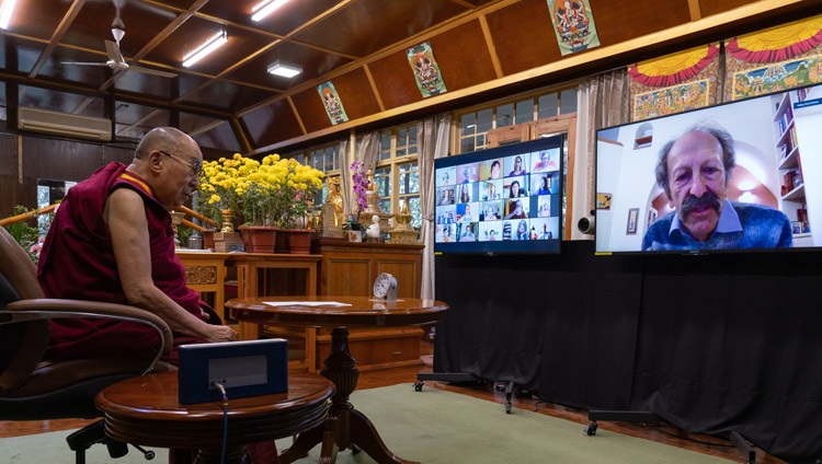 Un miembro de la audiencia virtual haciendo una pregunta durante el debate de Su Santidad el Dalái Lama con miembros del Foro Einstein desde su residencia en Dharamsala, HP, India, el 25 de noviembre de 2020. Foto de Ven Tenzin Jamphel