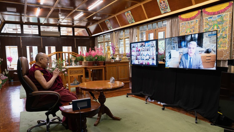 El Presidente de la Universidad de Emory, Gregory Fenves, agradeciendo a Su Santidad el Dalái Lama por participar en el diálogo sobre la necesidad de compasión para la supervivencia de la humanidad desde su residencia en Dharamsala, HP, India, el 9 de diciembre de 2020. Foto de Ven Tenzin Jamphel