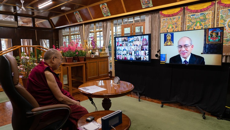 Geshe Lobsang Tenzin Negi, director del Centro para la Ciencia Contemplativa y la Ética Basada en la Compasión (CCSCBE) de la Universidad de Emory, con los organizadores del evento, agradeciendo a Su Santidad el Dalái Lama por unirse al diálogo sobre la Necesidad de la Compasión para la Supervivencia de la Humanidad desde su residencia en Dharamsala, HP, India el 9 de diciembre de 2020. Foto de Ven Tenzin Jamphel