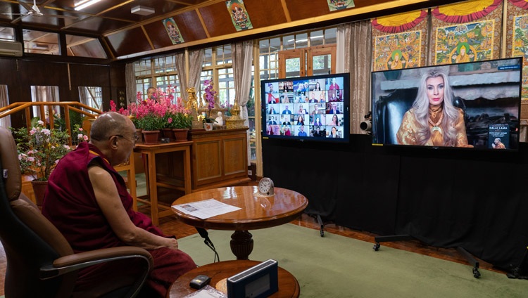 La Sra. Melani Walton, humanitaria y cofundadora de la Fundación Rob y Melani Walton, abre el diálogo sobre la necesidad de compasión para la supervivencia de la humanidad con Su Santidad el Dalái Lama uniéndose por videoconferencia desde su residencia en Dharamsala, HP, India, el 9 de diciembre de 2020. Foto de Ven Tenzin Jamphel