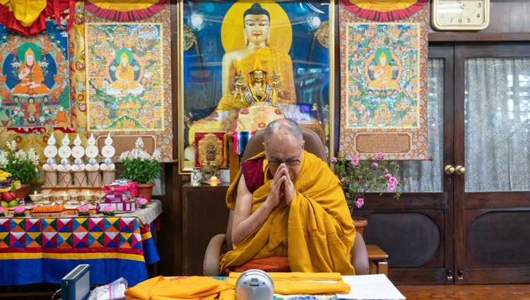 Su Santidad el Dalái Lama se une a las oraciones de apertura de su enseñanza para conmemorar el 601 aniversario del fallecimiento de Ye Tsongkhapa de su residencia en Dharamsala, HP, India, el 10 de diciembre de 2020. Foto de Ven Tenzin Jamphel