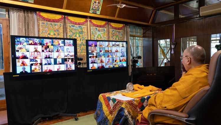 Su Santidad el Dalái Lama dirigiéndose a la audiencia virtual durante sus enseñanzas con motivo del 601 aniversario del fallecimiento de Ye Tsongkhapa de su residencia en Dharamsala, HP, India, el 10 de diciembre de 2020. Foto de Ven Tenzin Jamphel