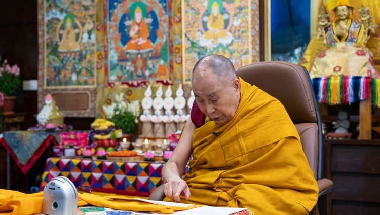 Su Santidad el Dalái Lama leyendo el texto de Lama Tsongkhapa durante sus enseñanzas virtuales desde su residencia en Dharamsala, HP, India, el 10 de diciembre de 2020. Foto de Ven Tenzin Jamphel