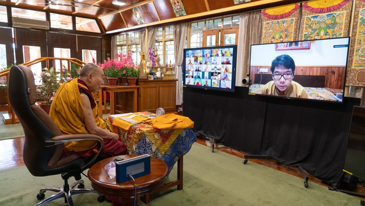 Serkong Rinpoche hace una pregunta durante las enseñanzas de Su Santidad el Dalái Lama para conmemorar el 601 aniversario de la muerte de Ye Tsongkhapa de su residencia en Dharamsala, HP, India, el 10 de diciembre de 2020. Foto de Ven Tenzin Jamphel