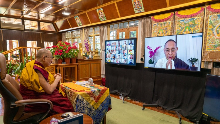 Su Santidad el Dalái escuchando el discurso de apertura del representante Ngodup Tsering, para las enseñanzas solicitadas por la comunidad tibetana de América del Norte desde su residencia en Dharamsala, HP, India, el 27 de diciembre de 2020. Foto de Ven Tenzin Jamphel