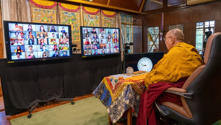 Su Santidad el Dalái Lama hablando a la audiencia virtual durante sus enseñanzas solicitadas por la comunidad tibetana en América del Norte desde su residencia en Dharamsala, HP, India el 27 de diciembre de 2020. Foto de Ven Tenzin Jamphel