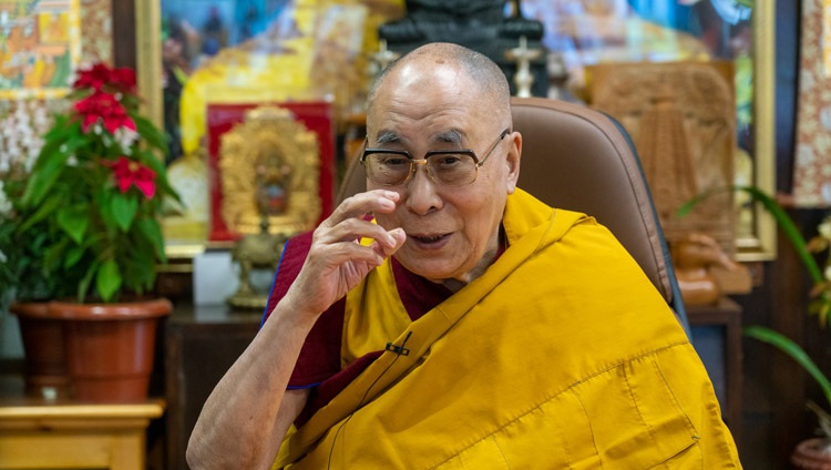 Su Santidad el Dalái Lama dirigiéndose a los miembros de la comunidad tibetana de América del Norte por videoconferencia desde su residencia en Dharamsala, HP, India, el 27 de diciembre de 2020. Foto de Ven Tenzin Jamphel