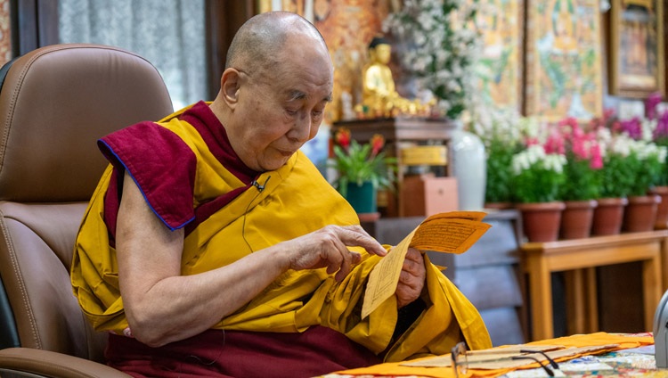 Su Santidad el Dalái Lama leyendo los textos durante sus enseñanzas solicitadas por la comunidad tibetana en América del Norte desde su residencia en Dharamsala, HP, India el 27 de diciembre de 2020. Foto de Ven Tenzin Jamphel