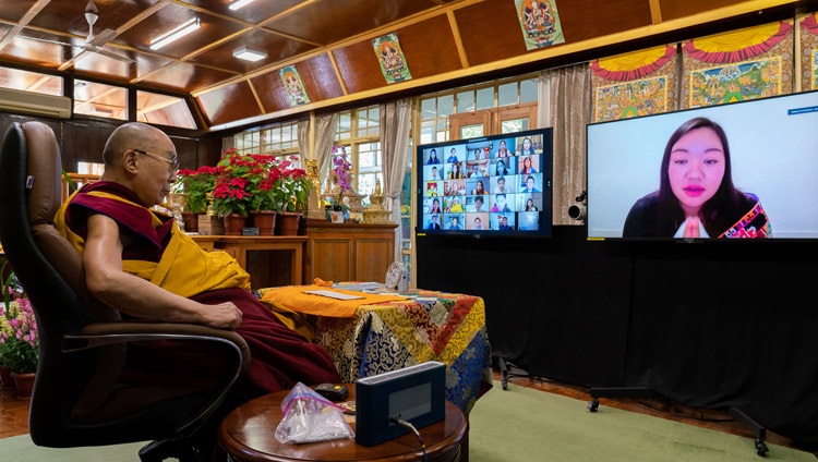 Una integrante de la audiencia virtual haciendo una pregunta a Su Santidad el Dalái Lama durante las enseñanzas solicitadas por la comunidad tibetana en América del Norte desde su residencia en Dharamsala, HP, India el 27 de diciembre de 2020. Foto de Ven Tenzin Jamphel