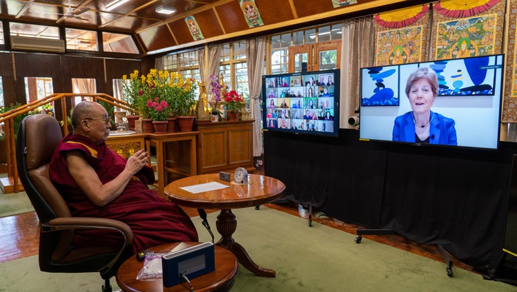 Diana Chapman Walsh, moderadora de la Conversación sobre la Crisis de los bucles de retroalimentación climática, presenta el programa mientras Su Santidad el Dalái Lama observa en su residencia en Dharamsala, HP, India, el 10 de enero de 2021. Foto de Ven Tenzin Jamphel