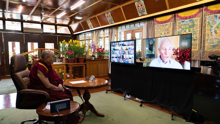 William Moomaw hablando sobre las soluciones para detener los bucles de retroalimentación climática durante la conversación con Su Santidad el Dalái Lama que se unió desde su residencia en Dharamsala, HP, India el 10 de enero de 2021. Foto de Ven Tenzin Jamphel