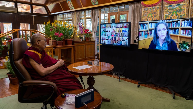 Susan Natali explicando sobre el derretimiento del permafrost en el ártico mientras Su Santidad el Dalái Lama observa por las pantallas durante su conversación sobre los bucles de retroalimentación climática desde su residencia en Dharamsala, HP, India, el 10 de enero de 2021. Foto de Ven Tenzin Jamphel