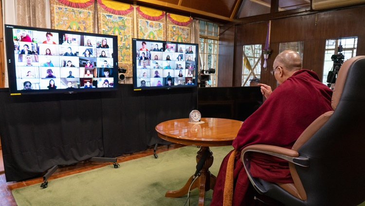 Su Santidad el Dalái Lama hablando sobre el bienestar y la resiliencia durante su conversación por Internet con estudiantes de la Escuela Británica de Nueva Delhi desde su residencia en Dharamsala, HP, India, el 22 de enero de 2021. Foto de Ven Tenzin Jamphel