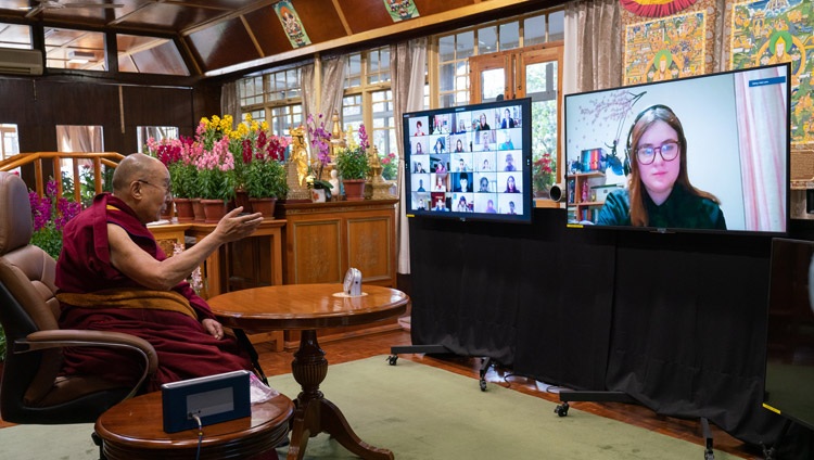 Su Santidad el Dalái Lama responde a una pregunta de una estudiante de la escuela británica de Nueva Delhi durante su conversación sobre el bienestar y la resiliencia en su residencia en Dharamsala, HP, India, el 22 de enero de 2021. Foto de Ven Tenzin Jamphel