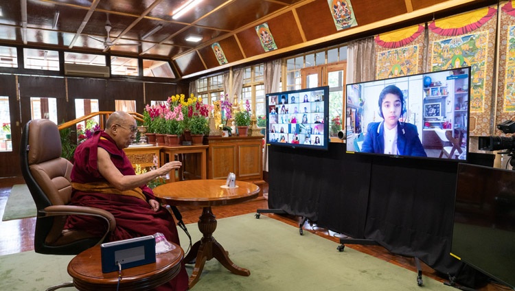 Su Santidad el Dalái Lama respondiendo a la pregunta de un estudiante durante su conversación sobre Bienestar y Resiliencia en su residencia en Dharamsala, HP, India, el 22 de enero de 2021. Foto de Ven Tenzin Jamphel