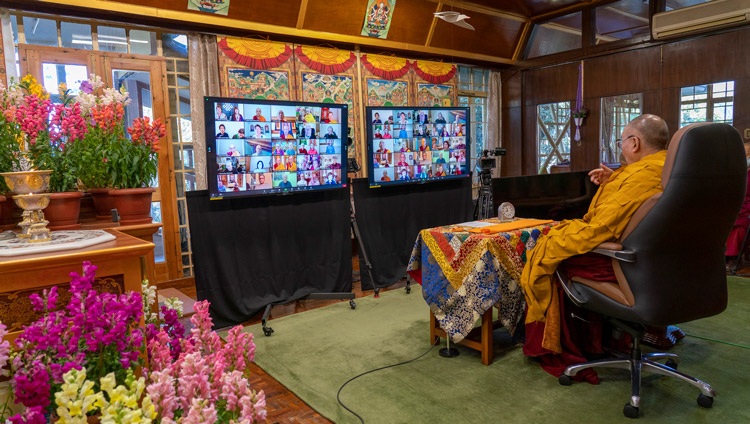 Su Santidad el Dalái Lama dirigiéndose al público virtual durante su enseñanza solicitada por Lama Zopa Rimpoché desde su residencia en Dharamsala, HP, India, el 8 de febrero de 2021. Foto de Ven Tenzin Jamphel