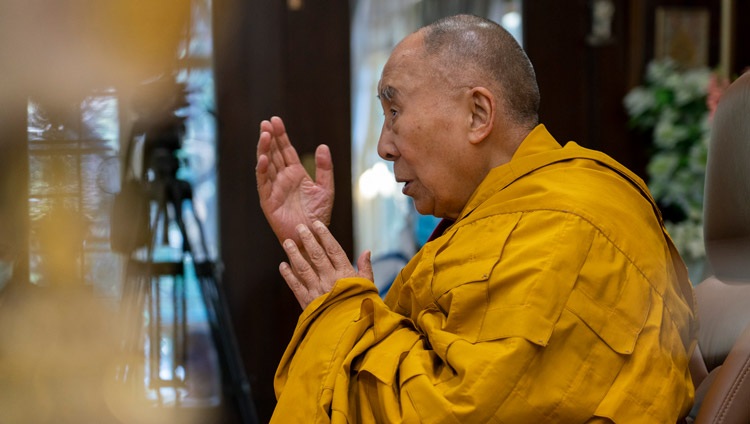 Su Santidad el Dalái Lama comentando el texto «Reconocer a la Madre - Sonata de la visión filosófica» durante su enseñanza por internet desde su residencia en Dharamsala, HP, India, el 8 de febrero de 2021. Foto de Ven Tenzin Jamphel