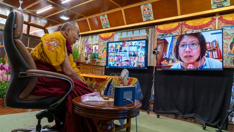 Un integrante de la audiencia virtual hace una pregunta a Su Santidad el Dalái Lama durante su enseñanza por internet desde su residencia en Dharamsala, HP, India, el 8 de febrero de 2021. Foto de Ven Tenzin Jamphel