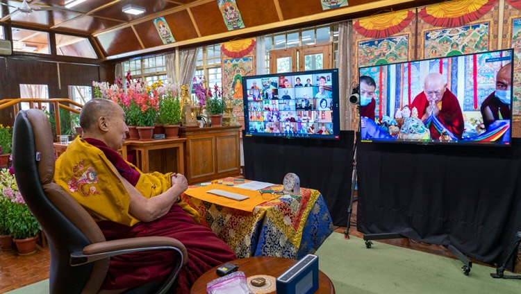 Lama Zopa Rimpoché dando las gracias a Su Santidad el Dalái Lama al concluir su enseñanza por internet desde su residencia en Dharamsala, HP, India, el 8 de febrero de 2021. Foto de Ven Tenzin Jamphe