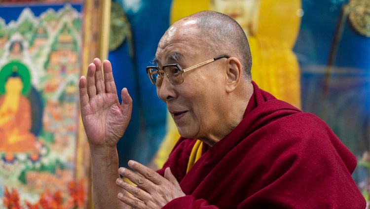 Su Santidad el Dalái Lama saluda a la audiencia virtual mientras llega a su conversación con miembros de la Fundación de la Policía India desde su residencia en Dharamsala, HP, India, el 17 de febrero de 2021. Foto de Ven Tenzin Jamphel